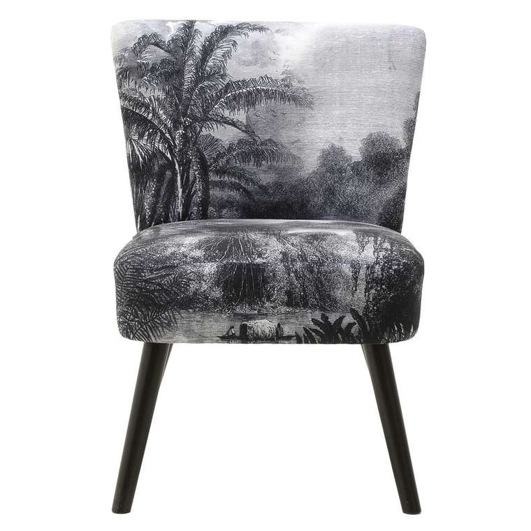 Кресло серого цвета на деревянных ножках