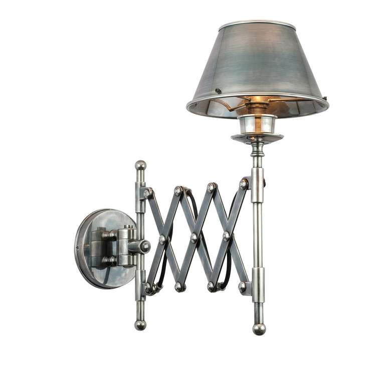 Настенная лампа серебряного цвета 