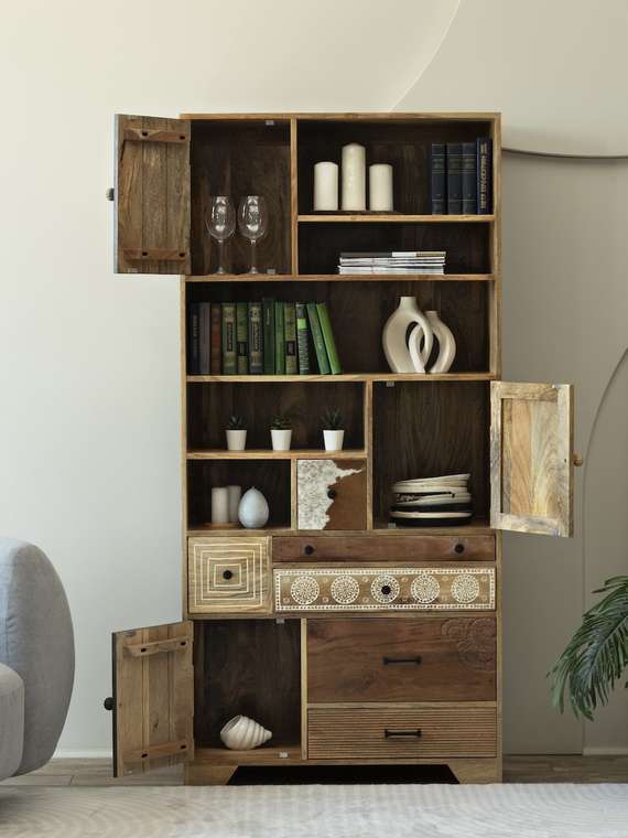 Шкаф из массива Бакраа бежевого цвета