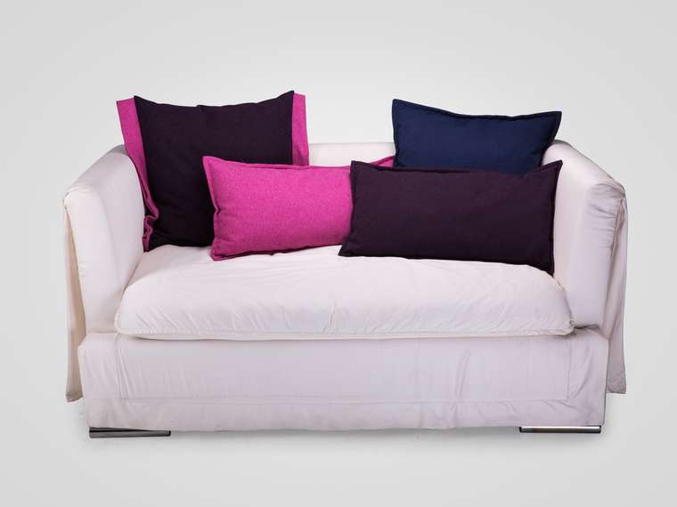 Диван с яркими цветными подушками в комплекте   