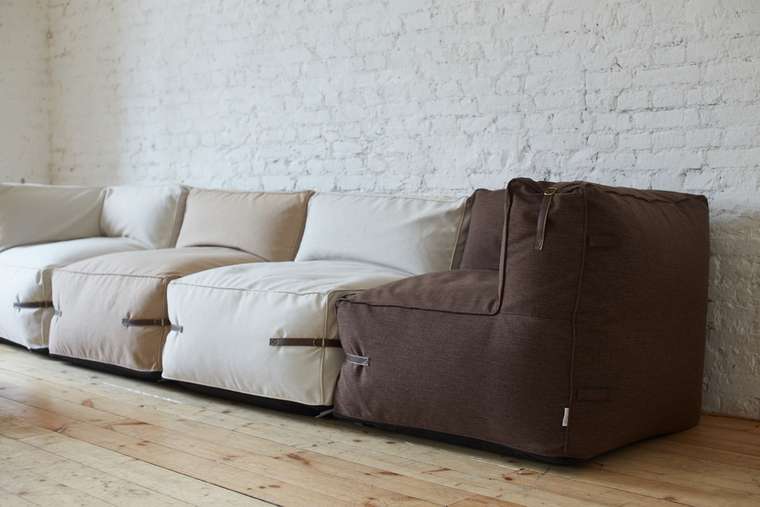 Бескаркасный модульный диван с декоративными ремешками