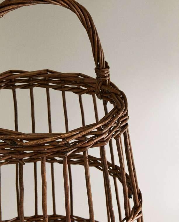 Высокая корзина из ротанга