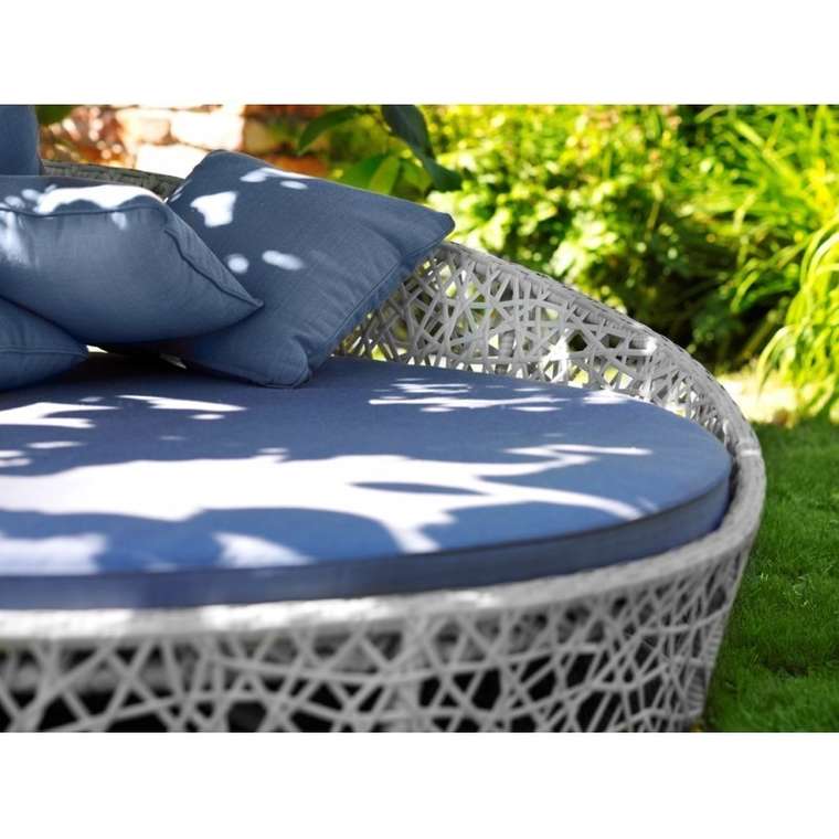 Кровать Лаурель с голубыми подушками