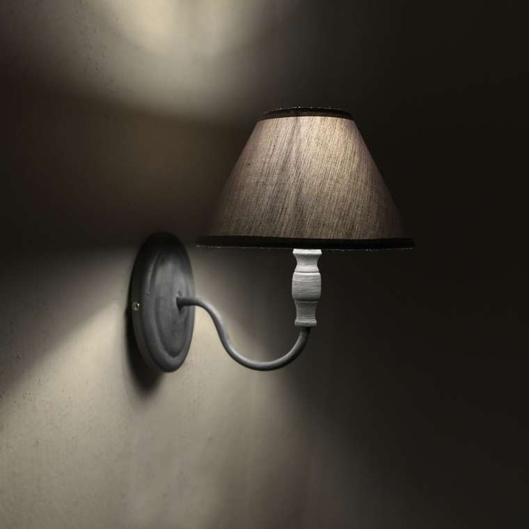 Лампа настенная серого цвета
