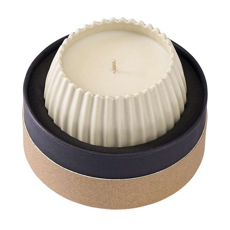 Свеча ароматическая Vetiver & black cypress бежевого цвета