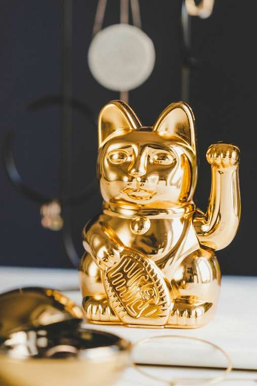 Декоративная фигурка-статуэтка Lucky Cat M ярко-золотого цвета