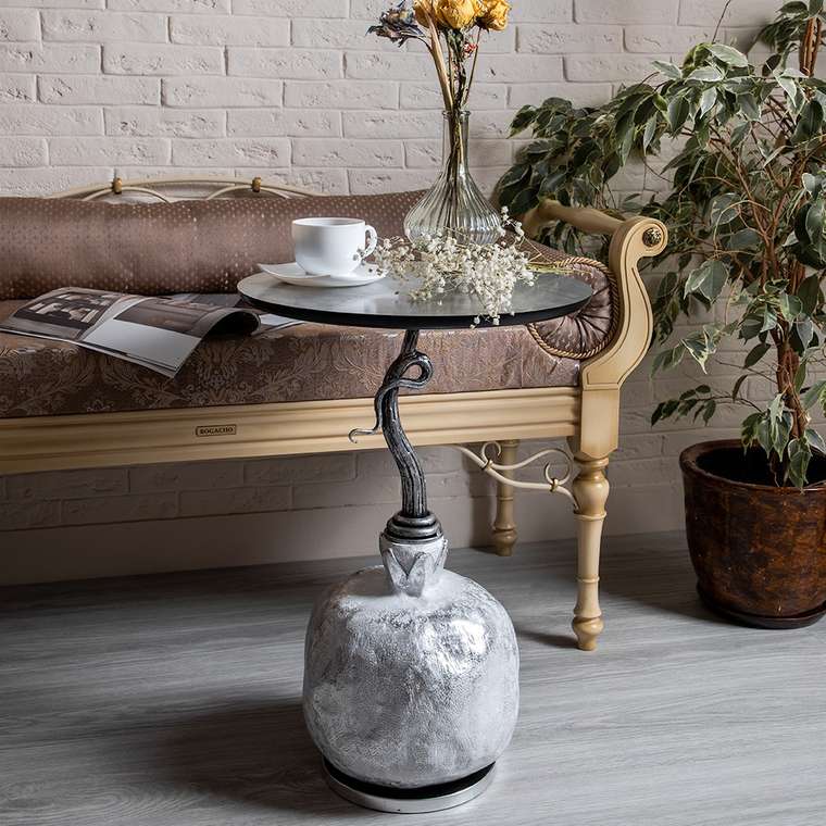 Декоративный столик Серебряный гранат серого цвета