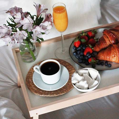 Столик для завтрака в постель белого цвета