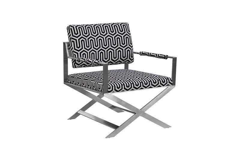 Кресло на металлическом каркасе черно-белого цвета