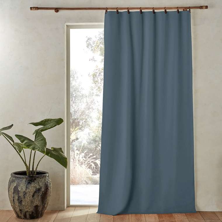 Штора затемняющая из стираного льна с кожаными шлевками Private 140x220 синего цвета