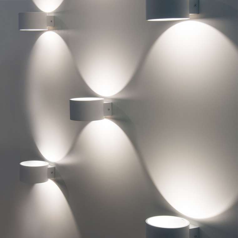 Настенный светодиодный светильник Coneto белого цвета