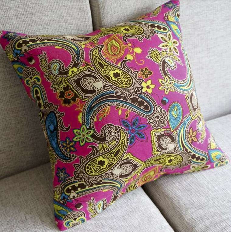 Многоцветный чехол для подушки.