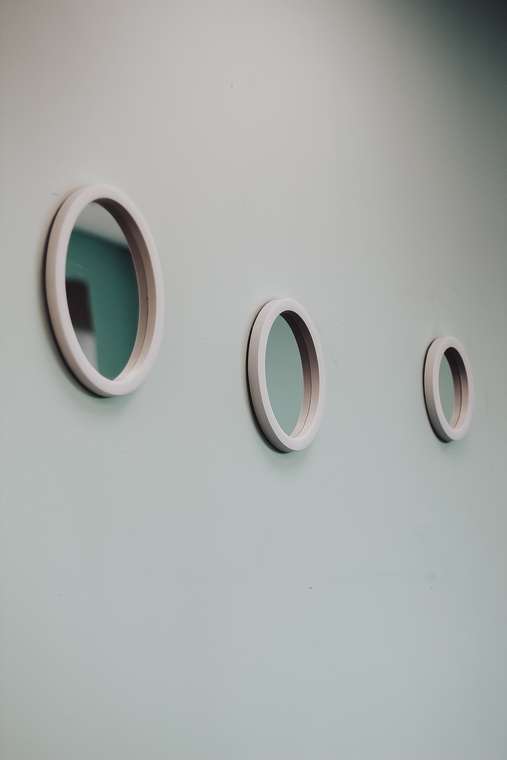 Комплект из трех  настенных декоративных зеркал Неаполь белого цвета