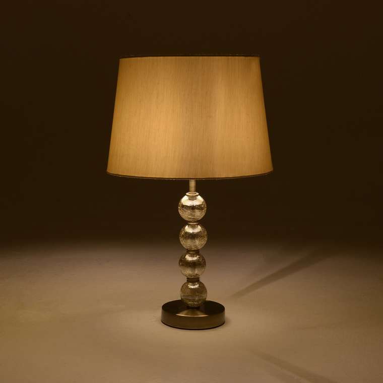 Лампа настольная с бежевым абажуром
