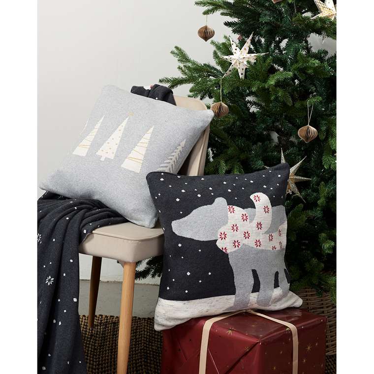 Чехол на подушку вязаный с новогодним рисунком Polar bear серого цвета