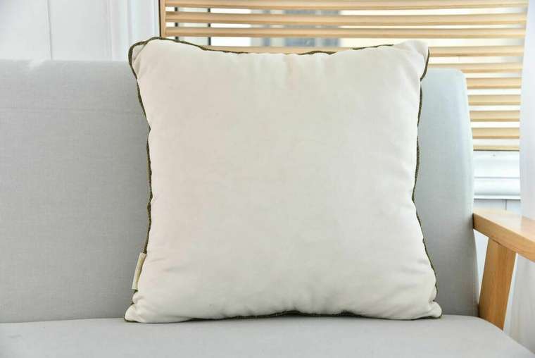 Чехол для подушки 45х45 молочного цвета декорированный светодиодами 