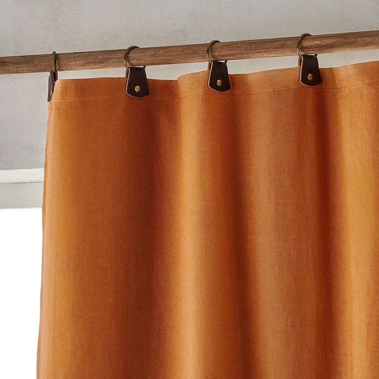Штора затемняющая из стираного льна с кожаными шлевками Private 140x350 коричневого цвета