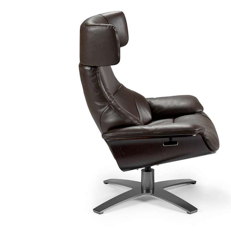 Поворотное кресло коричневого цвета с откидывающейся спинкой