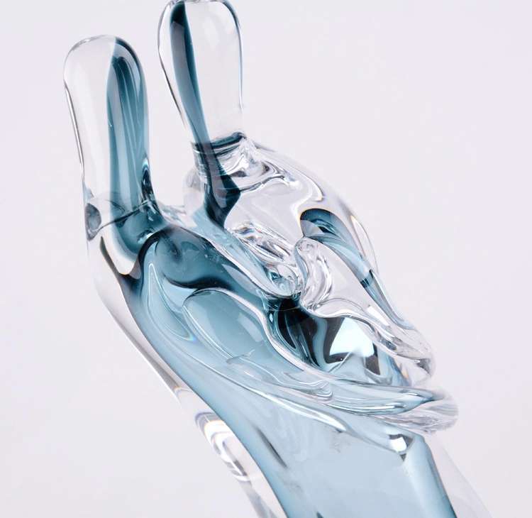 Статуэтка из прозрачного стекла с добавлением голубого пигмента