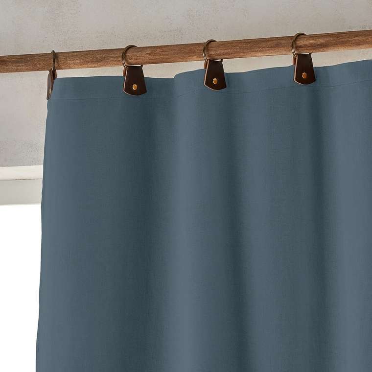 Штора затемняющая из стираного льна с кожаными шлевками Private 140x220 синего цвета