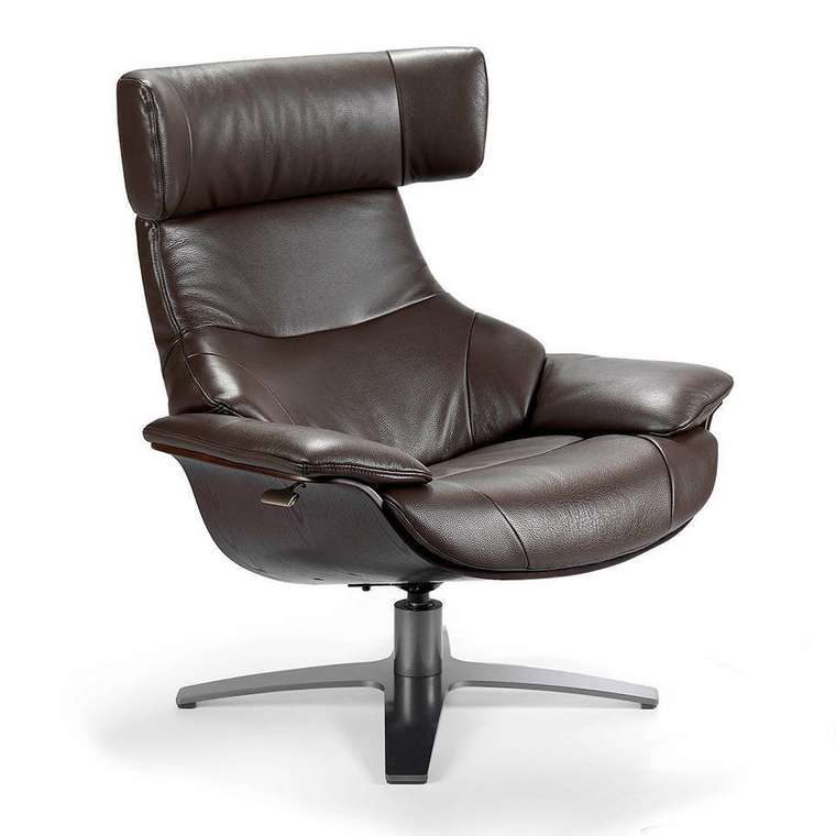 Поворотное кресло коричневого цвета с откидывающейся спинкой