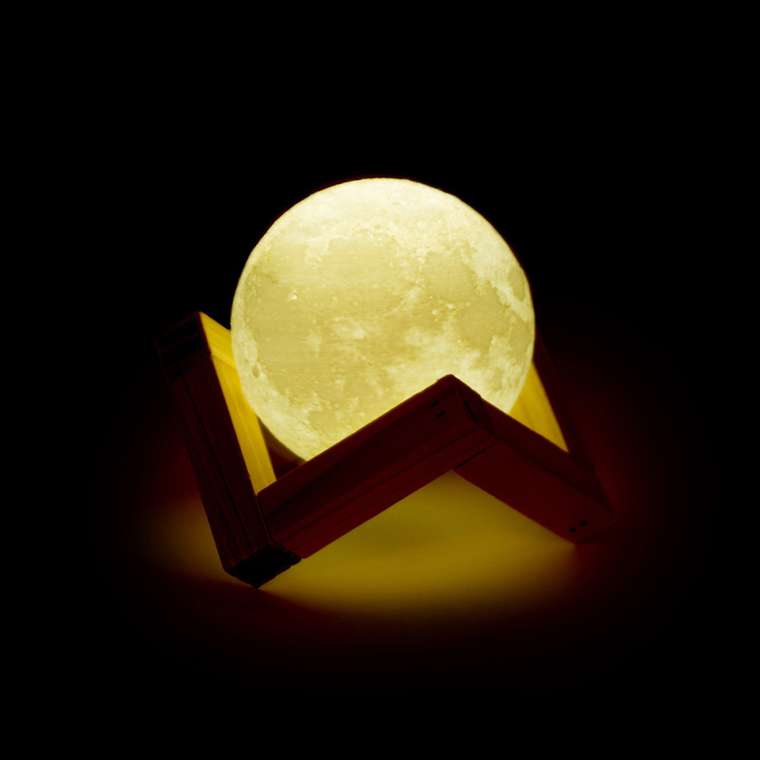 Детский ночник Луна на деревянной подставке 