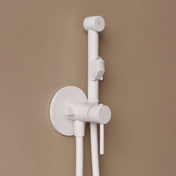 Встраиваемый смеситель IDDIS с гигиеническим душем белого цвета