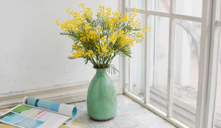 Композиция из искусственных цветов - Мимоза в вазе