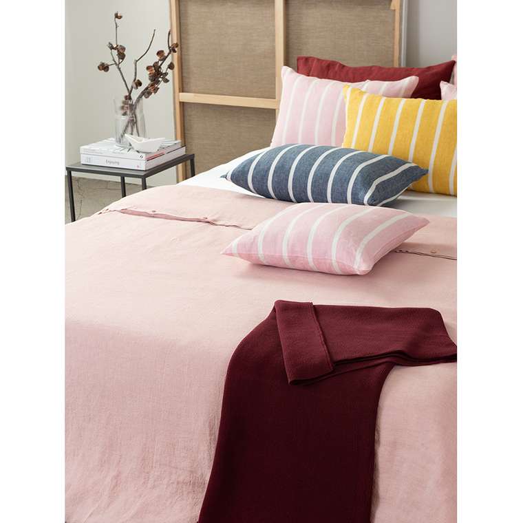 Чехол на подушку декоративный в полоску Essential розового цвета