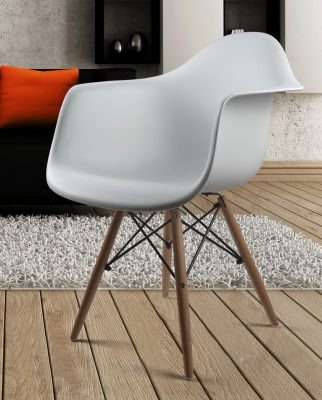 Белый стул на деревянных ножках