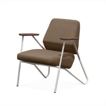 Кресло коричневого цвета