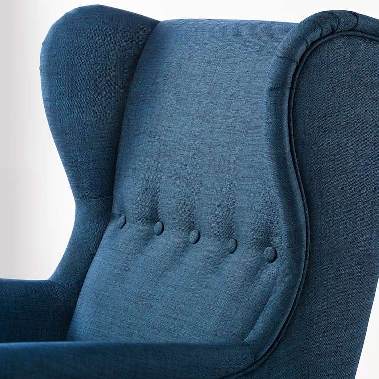 Кресло синего цвета с подголовником