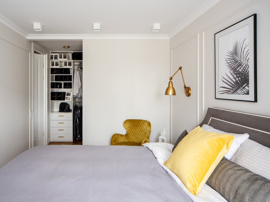 В комнате выделили место под полноценную гардеробную.