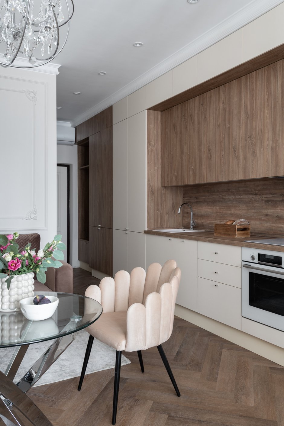 Пол уложили единым контуром, чтобы не дробить пространство. 