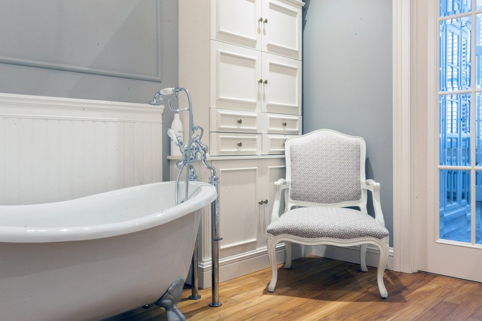 Фотография:  в стиле , Классический, Эклектика, Дом, Россия, Restoration Hardware, Белый, Проект недели, Черный, Москва, Красный, Dulux, Серый, Коричневый, Никита Морозов, интерьер загородного дома, Possoni, Arte Veneziana S.r.l, Traditional Bathrooms, Devon & Devon, Casa d'Arte Paoletti, Old Wood, Roche Bobois, Stovax William IV, как обустроить загородный дом, классический стиль в интерьере, камин в гостиной, Таунхаус – фото на INMYROOM