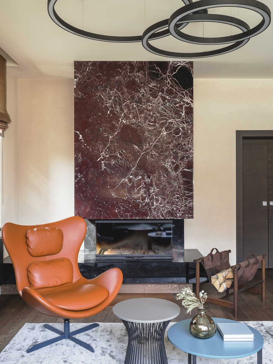 Большая площадь позволила свободно распоряжаться пространством и применить решения, которые невозможны в более компактных квартирах.