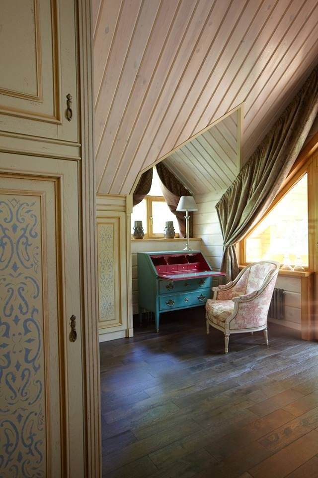 Фотография: Кабинет в стиле Прованс и Кантри, Классический, Дом, Проект недели, Екатерина Блохина, Дом и дача, Московская область, дом из бруса, Антон Корнеев, Korneev Design Workshop, гостиная с камином, как оформить деревянный дом, дом с мансардой – фото на INMYROOM