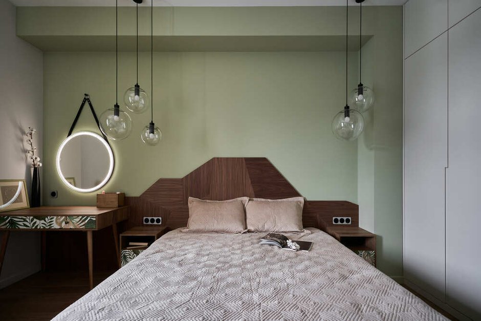 В мастер-спальне изголовье кровати сделано по эскизу дизайнера, это шпон на МДФ-основании, все изделие собиралось полностью по частям в единую композицию.