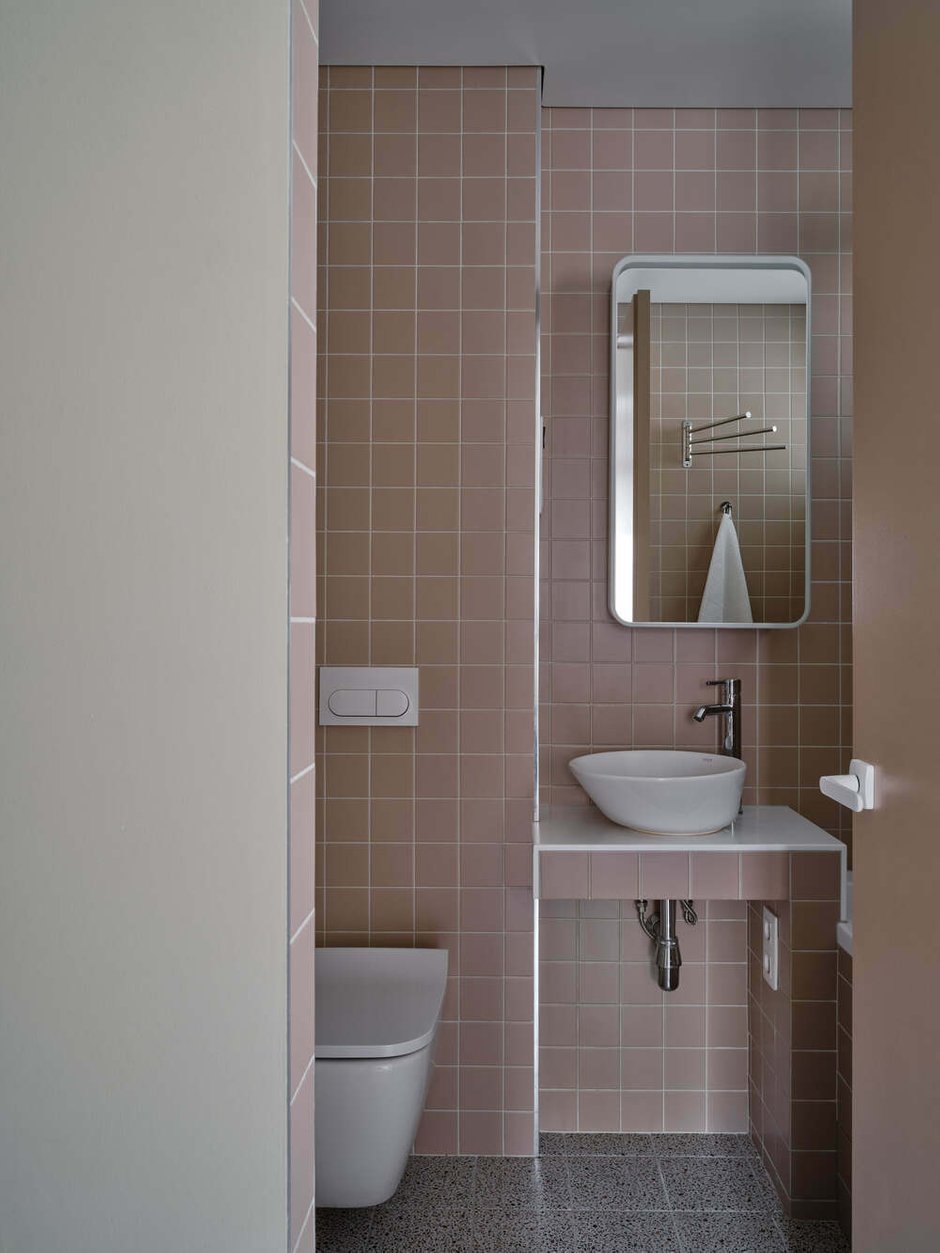 Плитку выбрали мелкоформатную и монохромную — обычный прием, чтобы самый маленький и простой туалет сделать стильным и вне всякой моды.