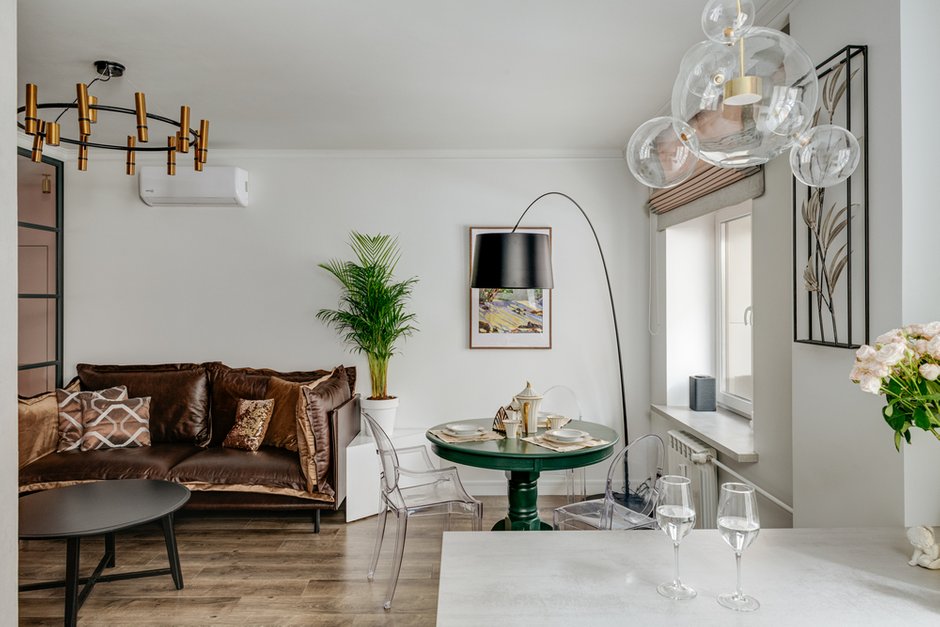 Подушки кожаного дивана двусторонние: одна сторона из кожи, другая из велюра. Их можно переворачивать под настроение.  