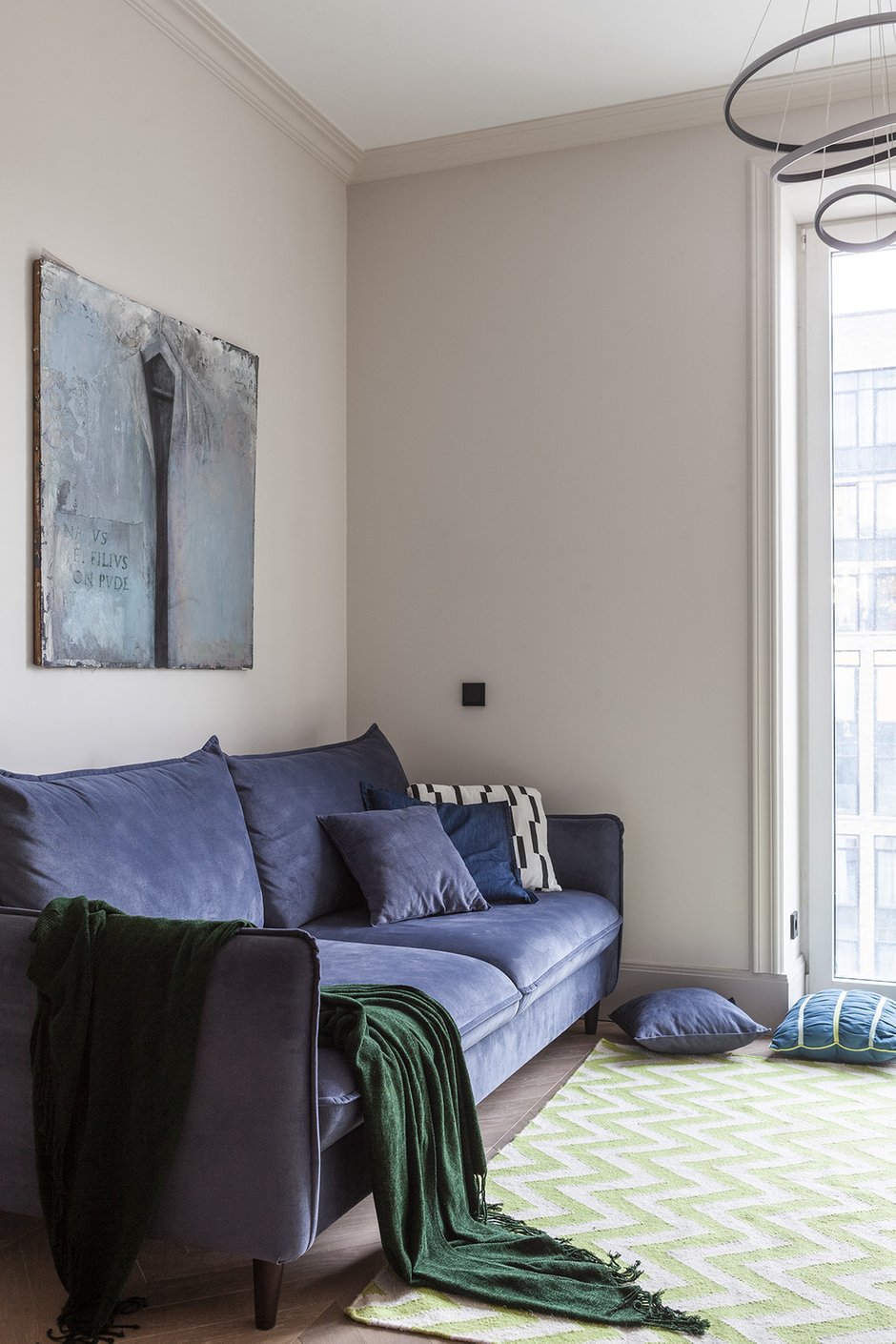 Окна в пол добавляют света и объема, а вечером возле них любят иногда посидеть на подушках и понаблюдать за красивыми огнями большого города. 