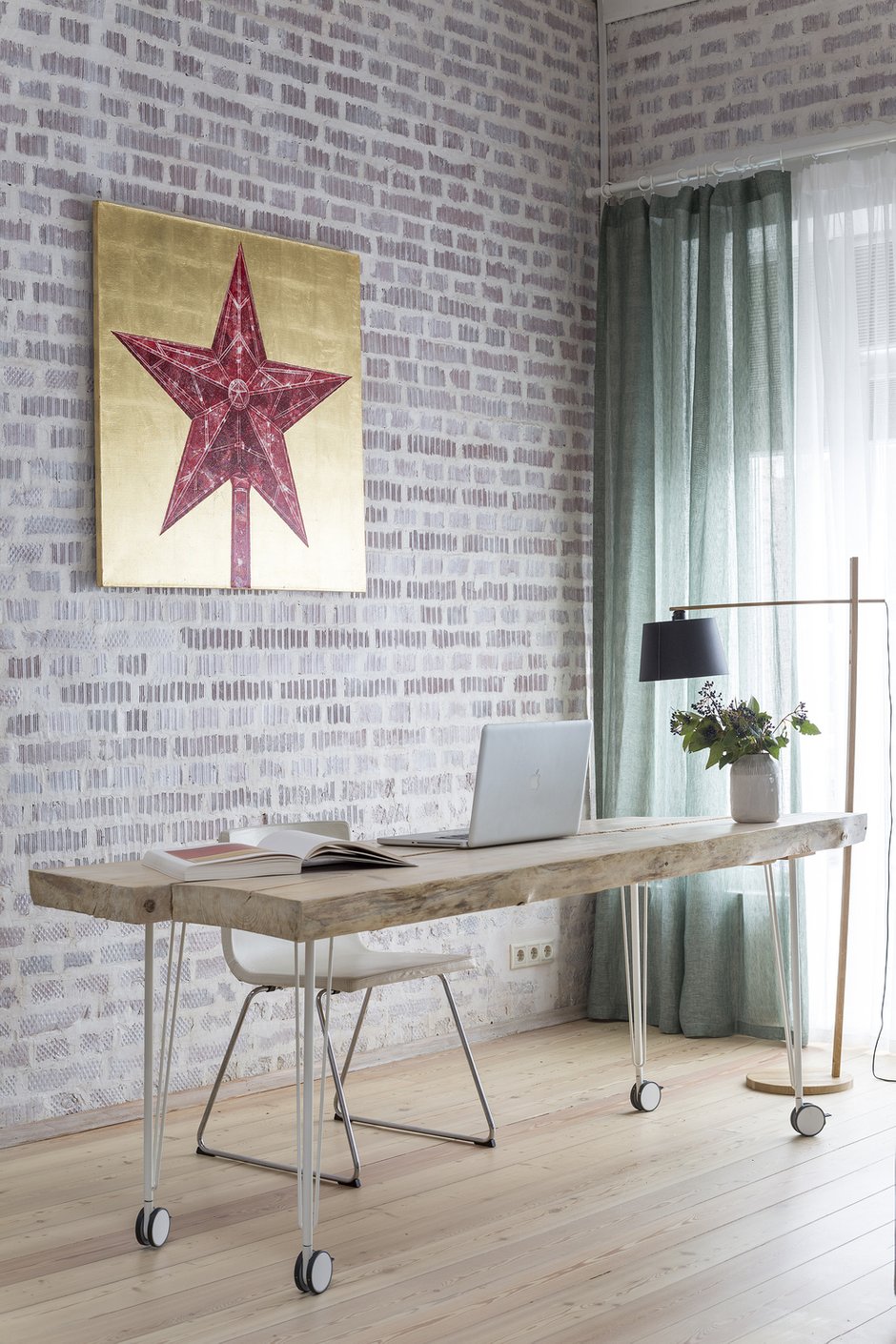 Фотография: Кабинет в стиле Скандинавский, Эклектика, Проект недели, Дом и дача, Московская область, Ирина Лаврентьева, Таунхаус, Анастасия Каменских, Кирпичный дом, 4 и больше, Более 90 метров – фото на INMYROOM