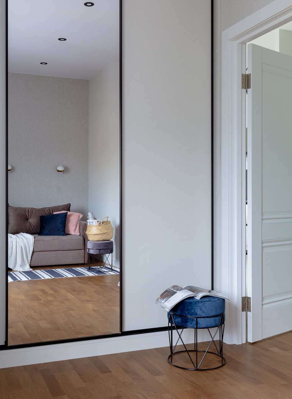 В каждой жилой комнате разместили встроенные шкафы с фасадами в цвет стен. Вся встроенная мебель произведена белорусской компанией по чертежам дизайнера. Это помогло сэкономить бюджет.