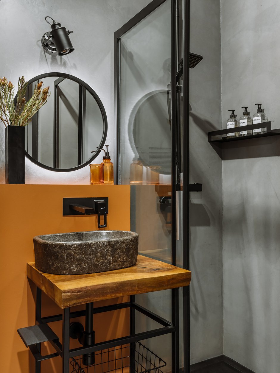 В душевой есть большой шкаф в нише 0,6х0,6 м с оранжевыми жалюзийными дверцами (не попал на фото), там спрятались стиральная машина с сушилкой, полки для полотенец и бытовой химии, различные инструменты и полезные в быту вещи.