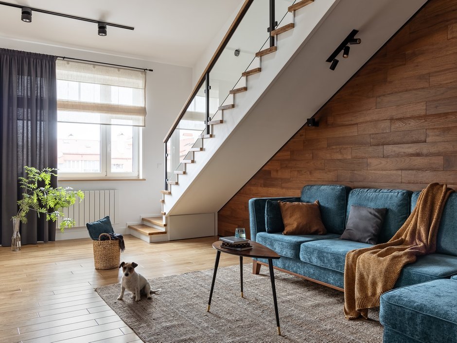 В интерьере преобладает единая цветовая палитра: паркетная доска из дуба на полу и покрашенные в белый цвет стены. Декор и текстиль тонко подчеркивают экологическую стилистику. Например, в гостиной расположились ковер из натурального джута нейтральных тонов и большая плотная корзина для хранения из водного гиацинта, которые перекликаются с абажуром ручной работы из морских водорослей из столовой зоны. 