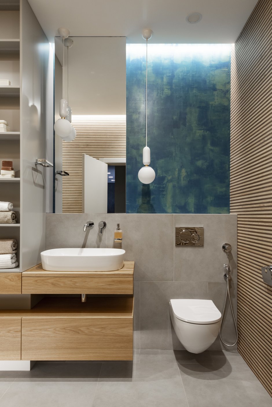 В ванной комнате сложное сочетание фактур и цветов настенной плитки Porcelanosa и керамогранита Italon помогает создать желаемую атмосферу. Декоративное покрытие будто сияет благодаря различным источникам света.