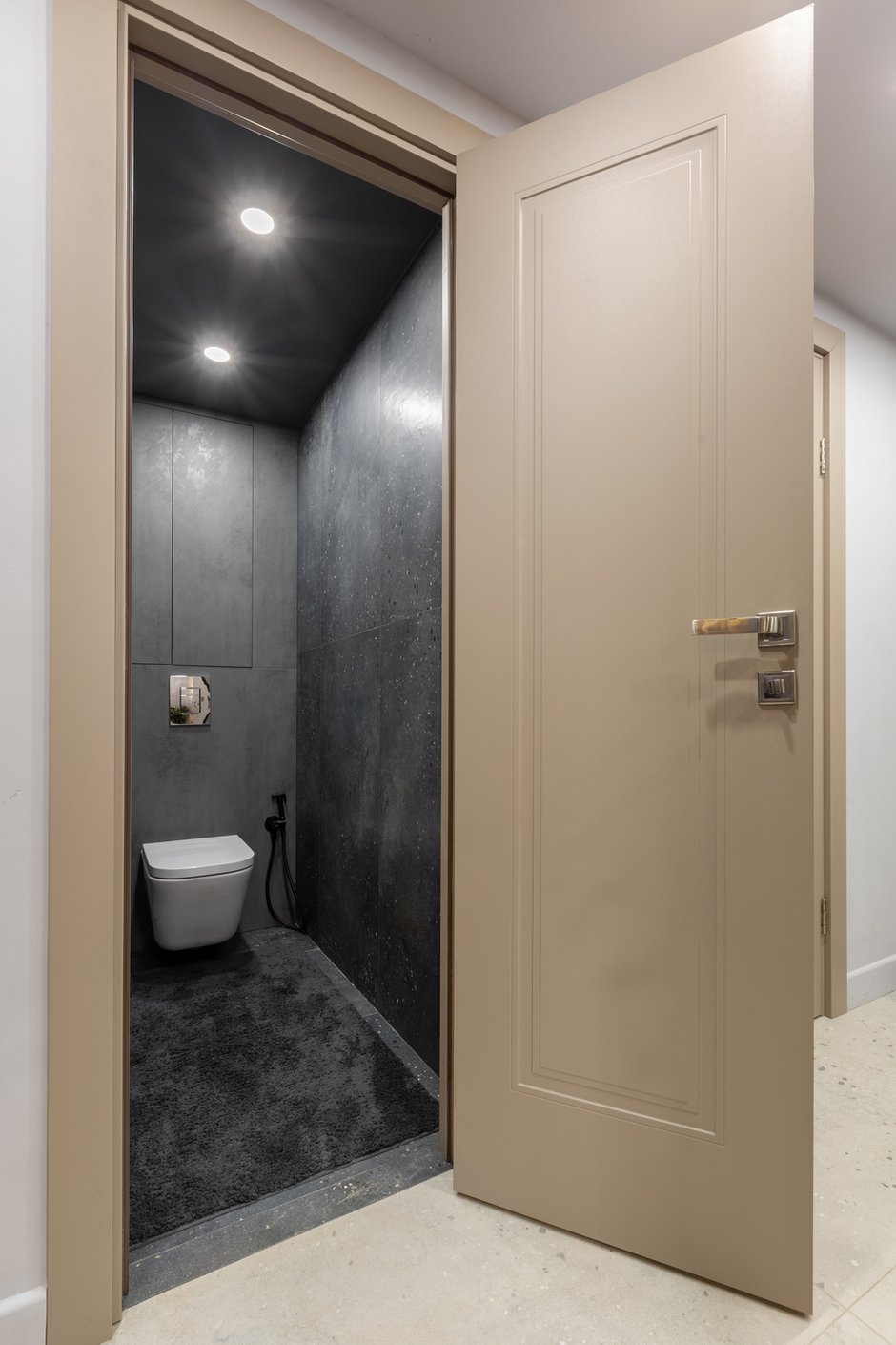 Пространство над инсталляцией и сбоку от унитаза задействовано под шкафчики и доступ к коммуникациям.