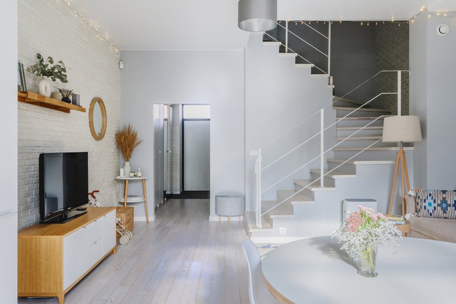 Фотография: Гостиная в стиле Скандинавский, Современный, Проект дня, Холодильник, Дом и дача, Samsung, Таунхаус, 4 и больше, Более 90 метров – фото на INMYROOM