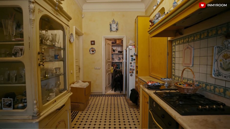 Фотография: в стиле , советский дизайн, LIFESTYLE, Людмила Гурченко, Квартира Людмилы Гурченко, жизнь актрисы, квартира актрисы, советские актрисы, жилье ссср, жизнь Людмилы Гурченко, Гардероб Людмилы Гурченко, как одевалась Людмила Гурченко, образы Людмилы Гурченко, одежда Людмилы Гурченко, как жила Людмила Гурченко, квартира Людмила Гурченко, Гурченко, Коллекция Гурченко, Урановое стекло Гурченко – фото на INMYROOM