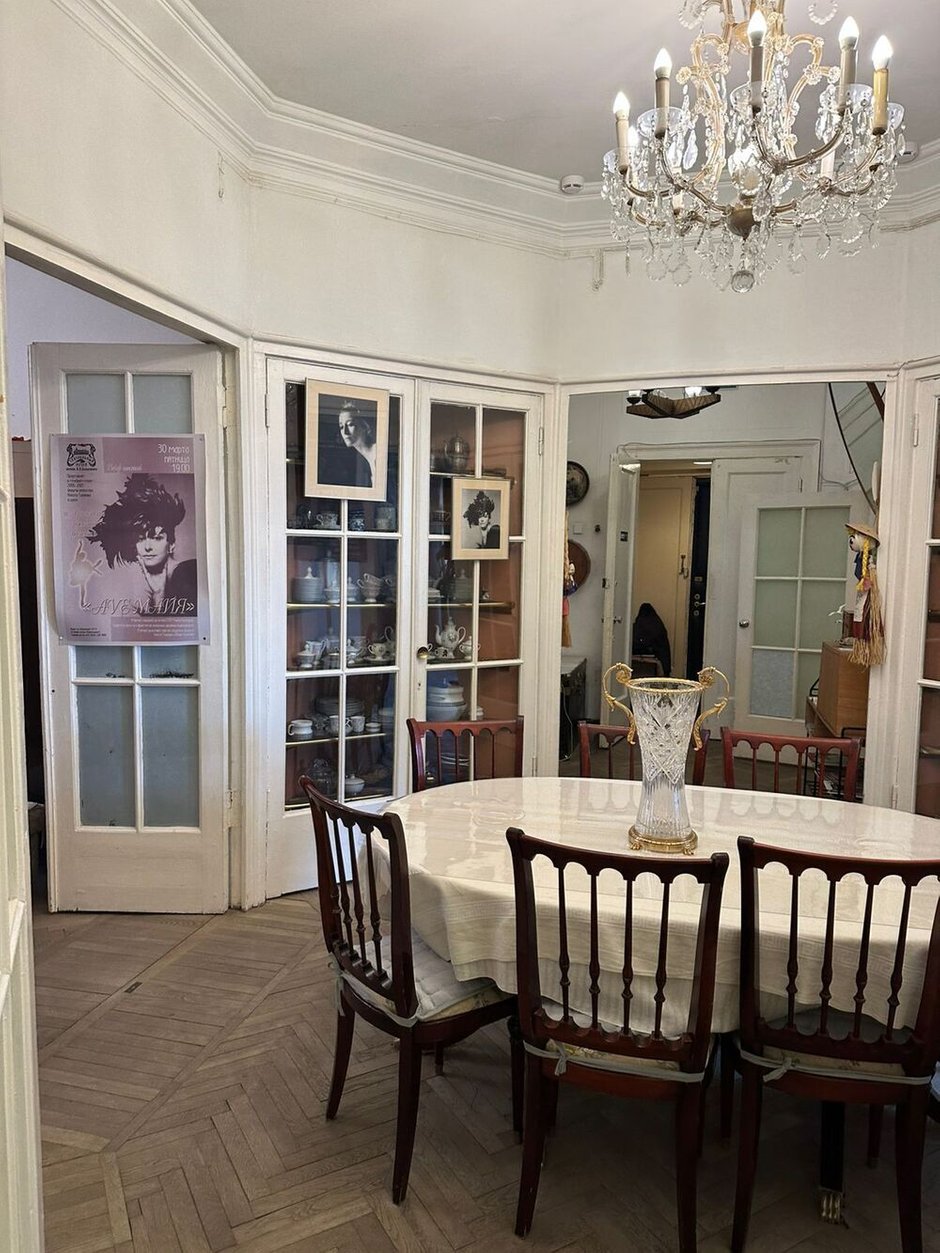 Фотография: в стиле , Гид, Майя Плисецкая, жизнь Майи Плисецкой, где жила Майя Плисецкая, Квартира Майи Плисецкой, Квартира Майи Плисецкой на Тверской, как жила Майя Плисецкая, Плисецкая не делала ремонт, Плисецкая прожила в квартире 52 года, Плисецкая и Щедрин – фото на INMYROOM